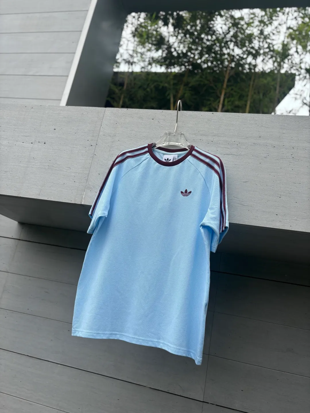 𝟬𝟱𝟬𝟰𝟯# Exclusive real shot/difference between various stolen pictures and online picture versions on the market [𝗔𝗗𝗜𝗗𝗔𝗦 Adidas Clover Classic Raglan Round Neck Couple Style Short Sleeves]👭Who knows! I was very impressed by these two pieces from Adidas ✨Classic raglan sleeves + three stripes on the side, directly welding the 𝟵𝟬𝘀American Retro on the body. ✅Full set of 1:1 customized accessories ➕Customized three-label ➕𝗬𝘂𝗮𝗻 version hang tag ➕𝗹𝗼𝗴𝗼 packaging bag 🔥 ➕Scan the QR code of the tag to enter the official website. ✅The top Original version, ins Xiaohongshu, Kuaishou, and many bloggers wear it. ▫️[Comfortable fabric] Selected pique fabric, skin-friendly and breathable, the upper body is soft and not sweaty, and there is no burden for daily wear ▫️[Versatile is not optional] Light Blue/Khaki are available in two colors. The raglan sleeves hide the flesh and make you look slimmer. You don’t have to choose your body shape or the outfit. It looks good when worn alone. It’s a couple style with eyes closed. ▫️[Full of details] Neat routing, fine workmanship, and clover-leaf prairie texture. It can be worn for daily commuting, going out on the street, and doing sports. ✅The soft and glutinous front-shoulder version hides the flesh to make you look slimmer without picking up your figure. The small label on the chest is low-key and textured/super feeling. I really want every piece𝗮𝗹𝗹𝗶𝗻! Size: 𝗦～𝗫𝗫𝗟 Color: Light Blue Khaki